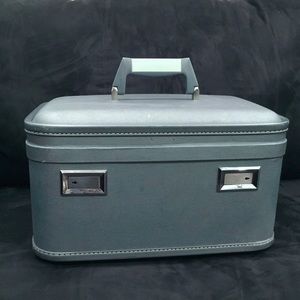 Vintage ‘50 traveling women makeup case. Blue